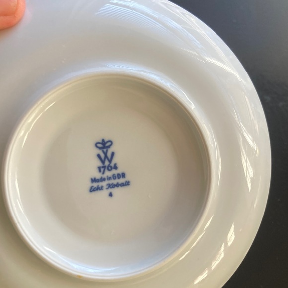Blue and White China - Floral Tea Cup and Saucer Set with cobalt and gold - Picture 8 of 9
